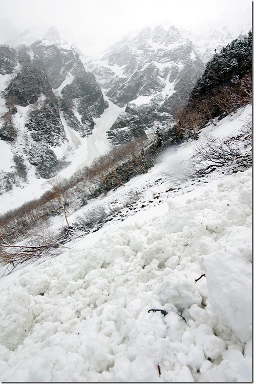 5月9日、雪崩多発中！！ | 岳沢小屋 | 槍ヶ岳山荘グループ