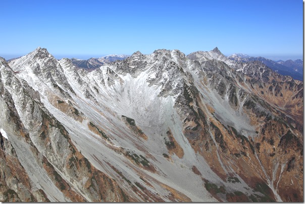 １０月２１日 前穂高岳の雪の状況 岳沢小屋 槍ヶ岳山荘グループ