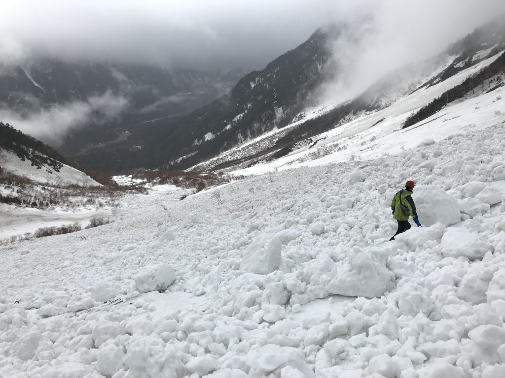 雪崩 雪崩にご注意ください | 岳沢小屋 | 槍ヶ岳山荘グループ