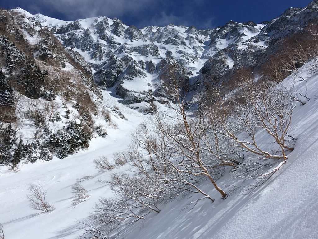 雪崩 新雪の朝と雪崩のリスク＆ルート一部付け替え | 岳沢小屋 | 槍ヶ岳山荘グループ